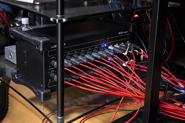 画像: ハイレゾ機器を収納しているラックの最下段には、デジタルミキサーが収められている(左)。ISP 3D.16 ELITEからの信号を一旦ここにつなぎ、各信号のレベルをiPadのアプリでモニターしている(上)