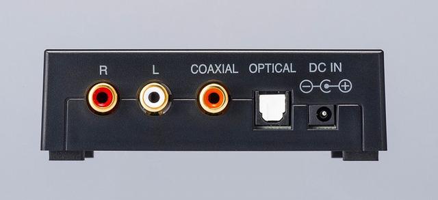 画像: ▲電源用ACアダプターも付属している
