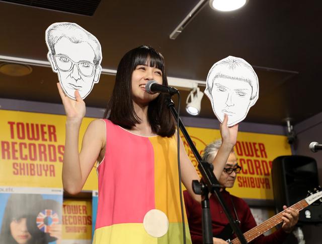 画像2: SOLEIL(ソレイユ)/それいゆ受験勉強前、最後のパフォーマンス! ブリティッシュ・ロック仕様の「だるま」に片目を書き入れて合格を誓う