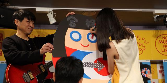 画像3: SOLEIL(ソレイユ)/それいゆ受験勉強前、最後のパフォーマンス! ブリティッシュ・ロック仕様の「だるま」に片目を書き入れて合格を誓う