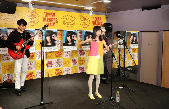 画像1: SOLEIL(ソレイユ)/それいゆ受験勉強前、最後のパフォーマンス! ブリティッシュ・ロック仕様の「だるま」に片目を書き入れて合格を誓う
