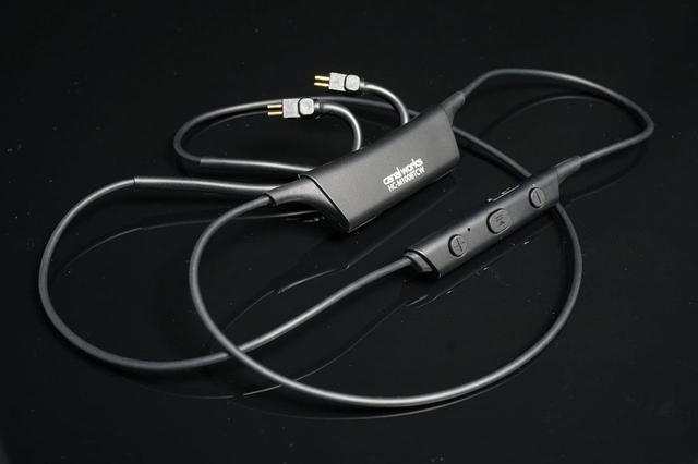 画像: ▲カスタム2ピン仕様のIEMをワイヤレス化可能なBluetoothレシーバー「HC-M100BTCW」