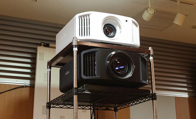画像: JVCのこの秋の新製品、DLA-V9R(下)とV5(上)も準備され、最高の絵と音が楽しめた