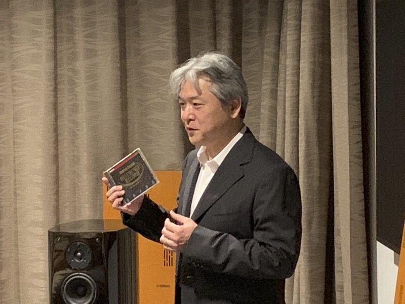 画像: CD『REFERENCE RECORD 第1集:フィリップス・サウンドVol.1』を手に、開発当時を振り返る加来欣志さん。現在は、ソニービデオ&サウンドプロダクツ株式会社 Sony Outstanding Engineer 2011、シニア アコースティック アーキテクトという肩書きを持つ