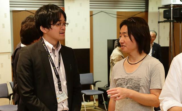 画像: イベント終了後、来場者の質問にていねいに答えるヤマハ株式会社 音響開発統括部 AV開発部 電気グループ 主任 佐藤亮太さん(左)