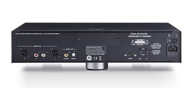 画像: ↑CD35の接続端子はアナログ音声出力XLRとRCAをそれぞれ1系統、デジタル音声出力は同軸と光を各1系統備える構成だ