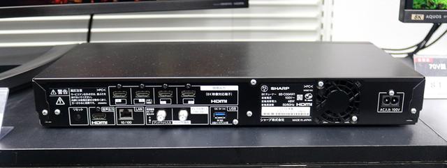 画像: 「8S-C00AW1」のリア。8KテレビとはHDMI4本を使って接続する