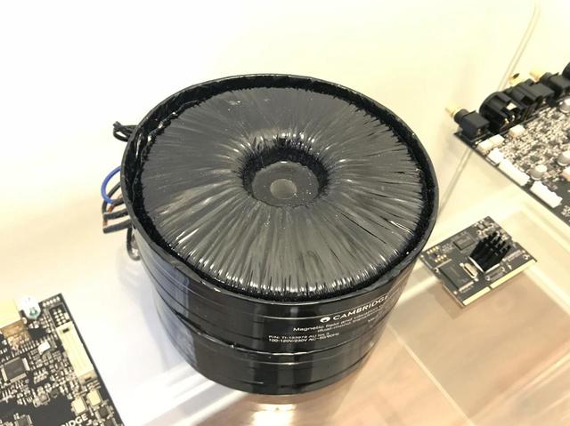画像: Edge Wは大型のトロイダルコアトランスを搭載する。対象形になるようにふたつのトランスが背中合わせになっており、外部に影響する不要な磁場を打ち消し合うのだという