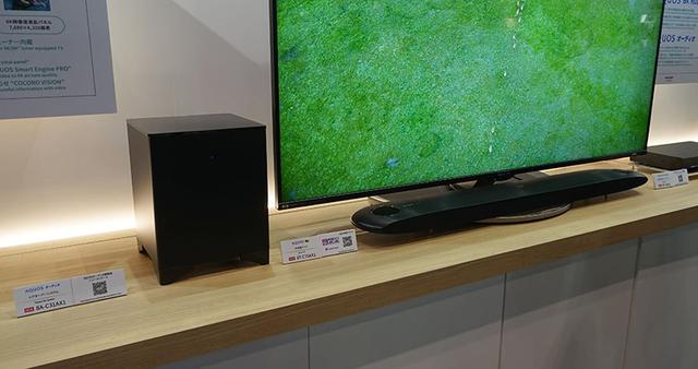 画像: サウンドバーの8A-C31AX1も展示。なお8A-C31AX1はHDMIケーブル1本で22.2ch音声を伝送する。その際にはシャープ独自の変換アルゴリムを使っており、今回のAX1シリーズや単体チューナー8S-C00AW1との接続時にのみ22.2chのバーチャル再生が可能。他社製チューナー等との組み合わせ時には5.1ch信号での伝送となる