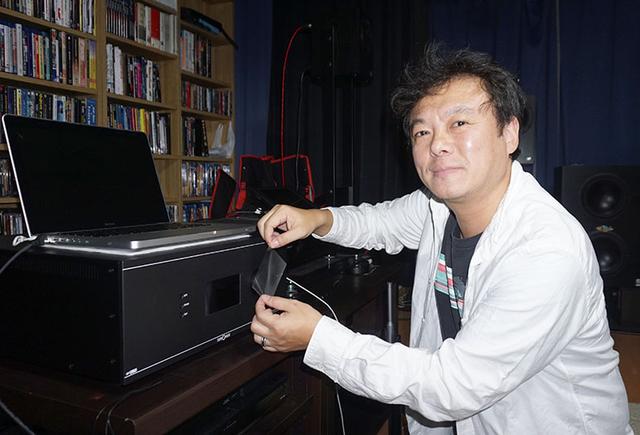 画像: 無事セッティングが完了し、フロントパネルの保護カバーを剥がす蝦名さん。新しい製品がわが家の仲間になった瞬間、嬉しそうです