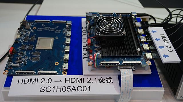 画像: ▲SC1H05ACシリーズのデモ。右の基板で4系統のHDMI2.0端子から入力した8K信号を、上端のHDMI2.1端子から出力する
