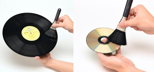 画像: アナログレコード(左)だけでなく、CD、BDなどの光ディスク(右)にも大きな効果を果たすのが大きなセールスポイントだ。使い方は、片手をブラシ中央の金属部分を触り、電気を逃がしながらディスク面をブラシではらう