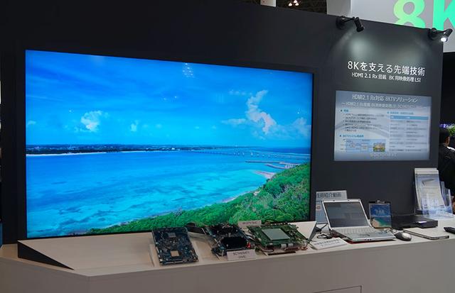 画像: ▲SC1H05AT1のデモコーナー。UHDブルーレイの信号を基板に入力し、8Kにアップコンバートしてテレビで表示。アップコンの効果をオン/オフで比べていた