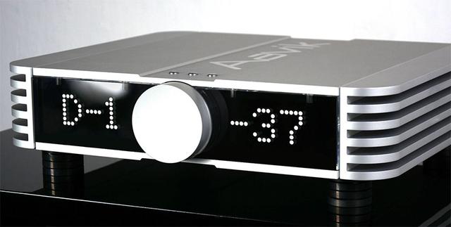 画像: U-150のフロントビュー。なお、写真の脚部は別売のインシュレーター、Ansuz Darkzを追加した状態