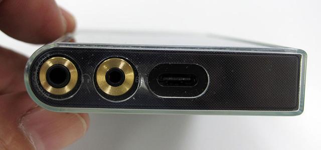 画像: 本体底面に2系統のヘッドホン出力(左が.5mmバランス出力)と、USB Type-Cを搭載