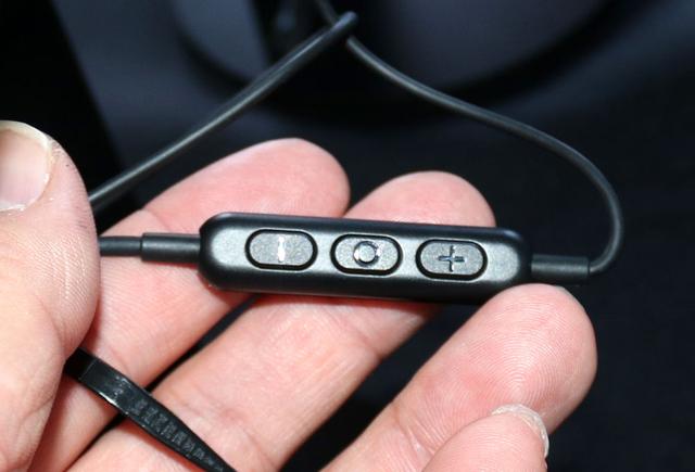 画像: リモコン部分。今回、アンプを別搭載したことで消費電力は増えたが、バッテリー容量を多くすることで、BT1よりも再生時間を延ばしている
