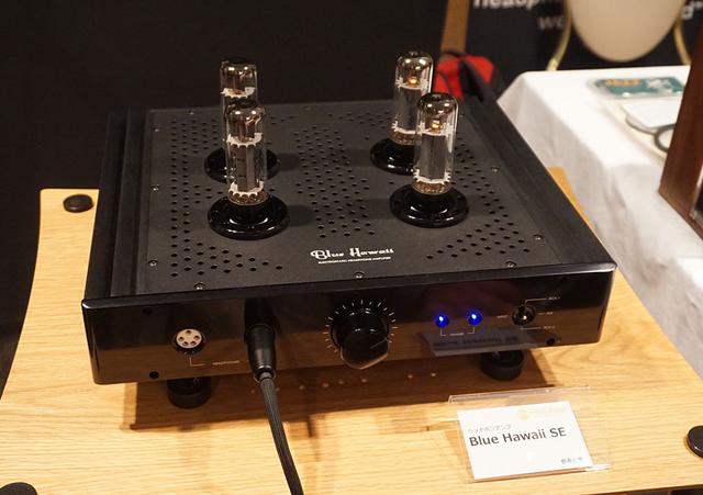 画像: HeadAmp エミライのブースには、昨日速報をお届けしたHeadAmpの新製品が並んでいた。写真はトップモデルの「Blue Hawaii SE」。この他にMrSpeakersやFiiOの製品も試聴可能