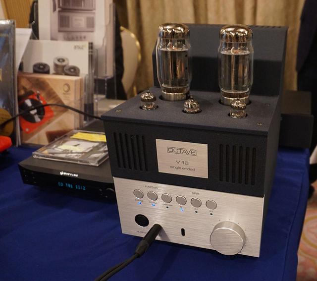 画像: オクターブ 真空管式ヘッドホンアンプ「V16」。憧れの超弩級モデルの音を聴いてみたいというファンが一心不乱に耳を傾けていた。NUPRIMEのCDトランスポートも人気とか