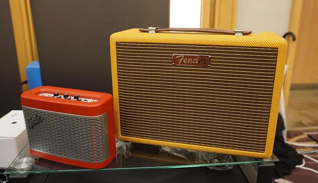 画像: フェンダー アユートでは、11月1日から取り扱いを始めるフェンダーのBluetoothスピーカー「Monterey Tweed」を展示していた。他もアステル&ケルンのプレーヤーが多数