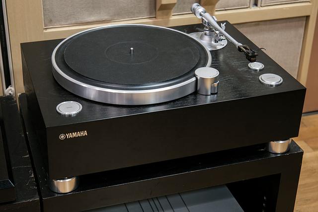 画像1: すべての音楽ファンに、このアナログサウンドを聴いて欲しい! ヤマハ26年ぶりのフラッグシップレコードプレーヤー「GT-5000」の、スピード感とS/Nの高さに驚いた
