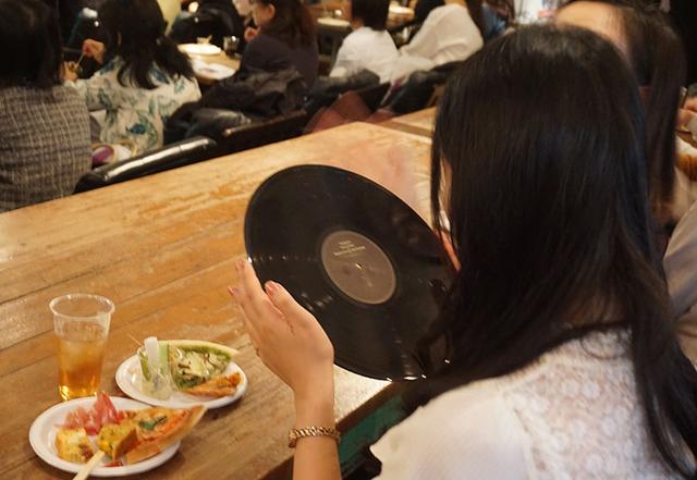 画像: 参加者の中にはレコードに触ったことがないという人もあり、急遽会場内にサンプルを回すことに