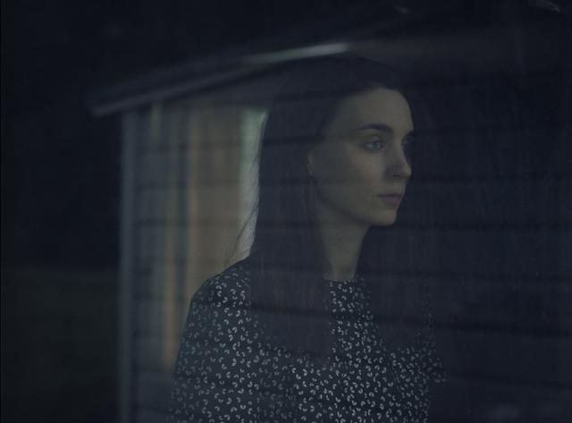 画像: ▲ルーニーの持つ儚さが、感情を深い底にしまい込んだが故の無表情に奥行きを与える