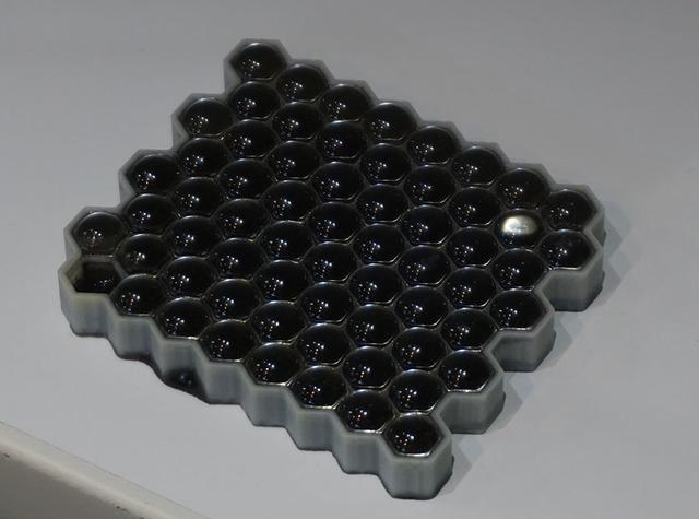 画像: 3Dディスプレイ等で光学デバイス。光を遮る液晶パネルの前に光学レンズを装着している