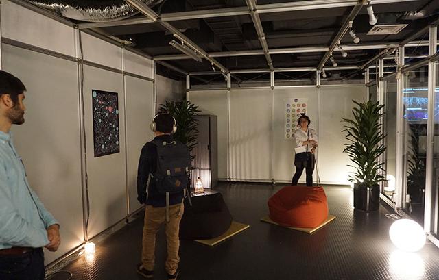 画像: 部屋の中を歩き回るだけで、聴こえてくる音楽のニュアンスが変化する