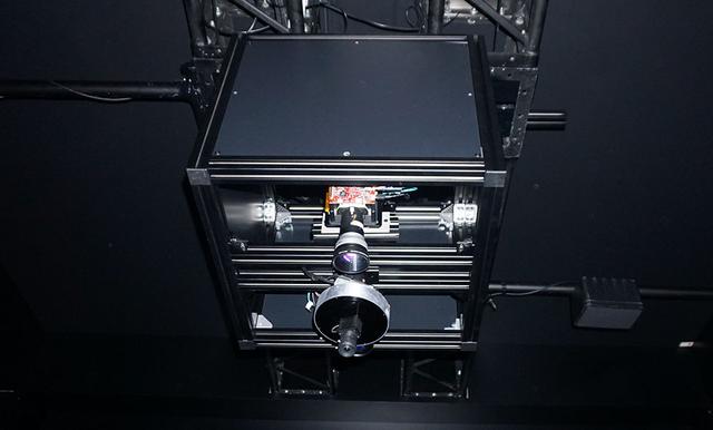 画像: 天井に設置されたプロジェクターで投影したバーチャルのパックをマレットで打ち返して遊ぶ(本物のパックも1個あり)。それらの動きをすべてセンサーで検知しており、バーチャルパックを打ち返した際には、マレットに振動が伝わるようになっている