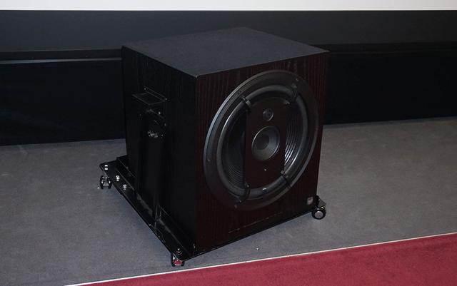 画像: フロントL/C/RスピーカーにはムジークエレクトロニクガイザインのRL901Kを使用