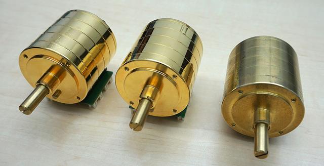 画像: ロータリーボリュウムには、定評のあるアルプス電気製RK501を、ソニーのカスタム品として採用している。上の写真はメッキが少しずつ異なるもので、こういった試作を何回も繰り返したそうだ
