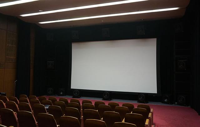 画像: 試写会はNHK放送センター内のオーディションルームで行なわれた。スクリーンサイズは300インチ