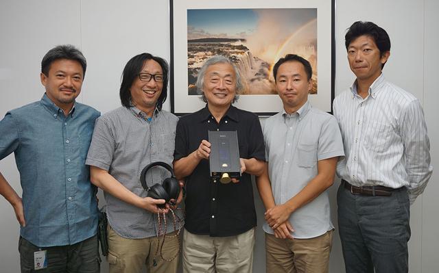 画像: 取材に協力いただいた皆さん。左からソニービデオ&サウンドプロダクツ株式会社 V&S事業部 商品設計部門 商品設計1部 シニアエレクトリカルエンジニア、プロジェクトリーダー 佐藤朝明さん、V&S事業部 商品設計部門 商品設計1部 エレクトリカルエンジニア 佐藤浩朗さん、麻倉怜士さん、V&S事業部 企画ブランディング部門 商品企画部 モバイル商品企画2課 プロダクトプランナー 田中光謙さん、V&S事業部 企画ブランディング部門 商品企画部 モバイル商品企画2課 プロダクトプランナー 露木亮吾さん