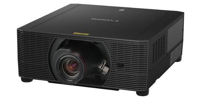 画像: ▲ネイティブ4Kパネルを搭載する「4K6020Z/4K5020Z」。写真はオプションの交換用レンズ「RS-SL07RST」を装着した状態