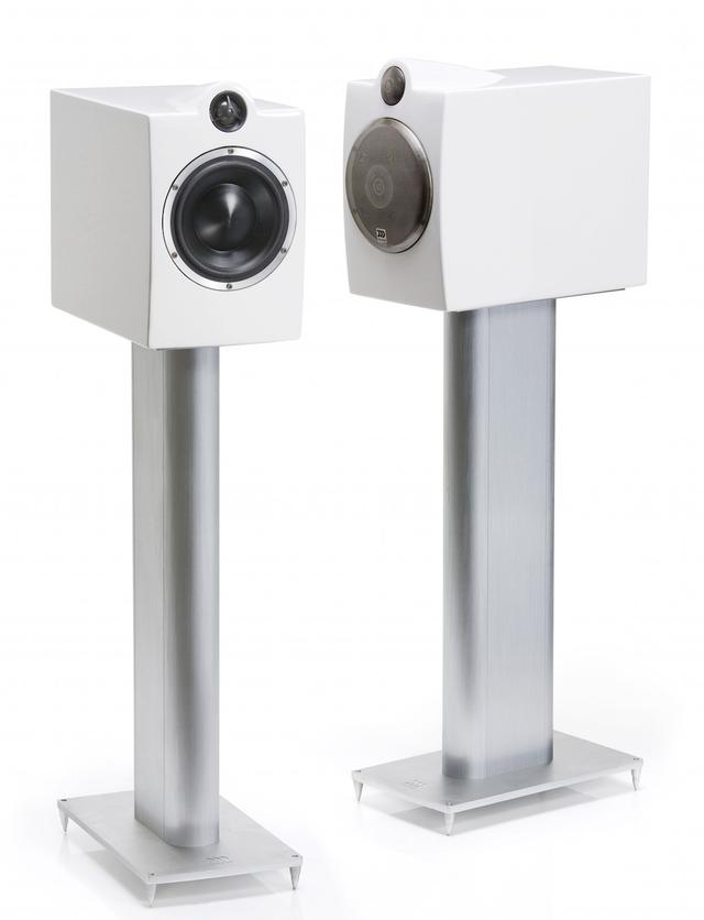 画像: OCTAVE 6 Limited Editionは、“鳴らしやすさ”も訴求する2ウェイモデル。写真のスタンドは海外仕様で、実際は黒いスタンドが別売になるとのこと