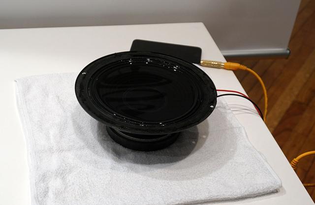 画像: 「水に触れ、音に触れる」 浮州直秀君は、水という普段から身近にある液体を使い、耳、目、手など体全体で音を感じることができる楽器「WAVY」を発想。大きなお盆に水が満たされており、その水に触れると波動を感知して音楽がスタートする。再生される音に共鳴して様々な波紋が描き出されるので、それを見る楽しみや、水に触れて波動を感じる楽しさがあるわけだ