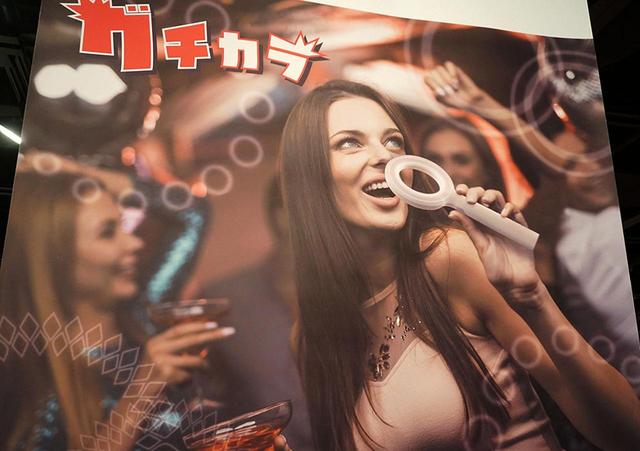 画像: 「悪口カラオケサービス」 髙田えみさんの提案は、ネガティブなことをエンターテイメントにするという逆転の発想が素晴らしい。特製のカラオケマイクに愚痴を叫ぶと、そこからキーワードが抽出され、自動的にそのワードに合わせて替え歌(歌詞)が作成されるというものだ。歌を通じてストレスを発散できる、実際にあれば人気を呼びそうなサービス