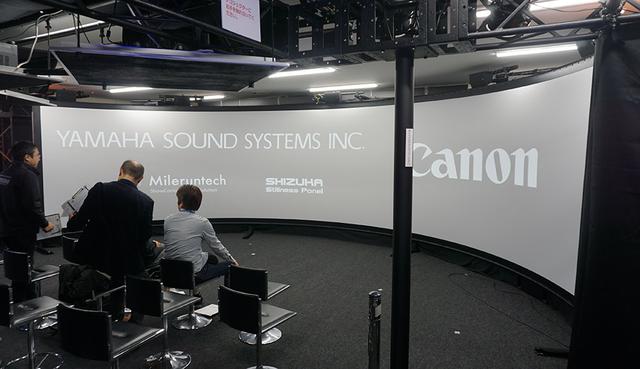 画像: 大きく湾曲したスクリーン。中央に座るとほぼすべての視野が覆われる