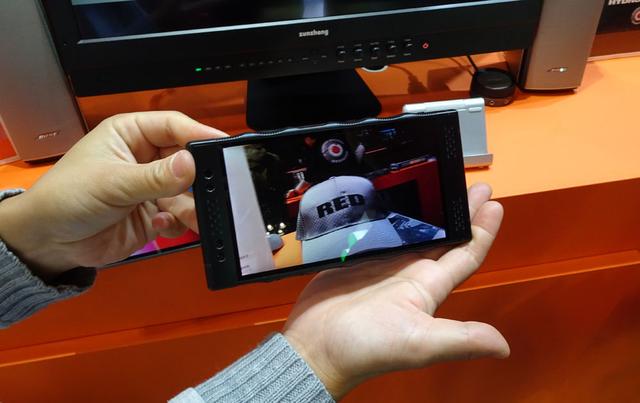 画像: 「RAID」ブース: REDカメラで有名な同社からは、裸眼3D視聴(撮影もできる)が可能なスマホ「HYDROGEN ONE」が参考展示されていた。来年2月の発売予定で、価格は10~20万円ほどとか