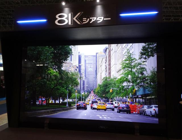 画像: 「8K Live Streaming」の実演風景。アマゾンウェブサービスを使って、一般公衆インターネット回線で8K映像を配信する、というサービス。パブリックビューイングなどへの利用が予想される。スクリーンサイズは200インチ(映像の有効サイズは178インチ)で、プロジェクターはデルタ電子の8K/DLPプロジェクター