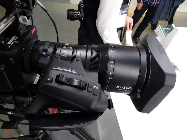 画像: PLマウントに対応したZKシリーズのシネレンズ。シネマ撮影だけでなく、放送用カメラ(4K)との組み合わせもOK。ズーム、フォーカス用モーターが組み込まれており、手元での操作が可能となっている