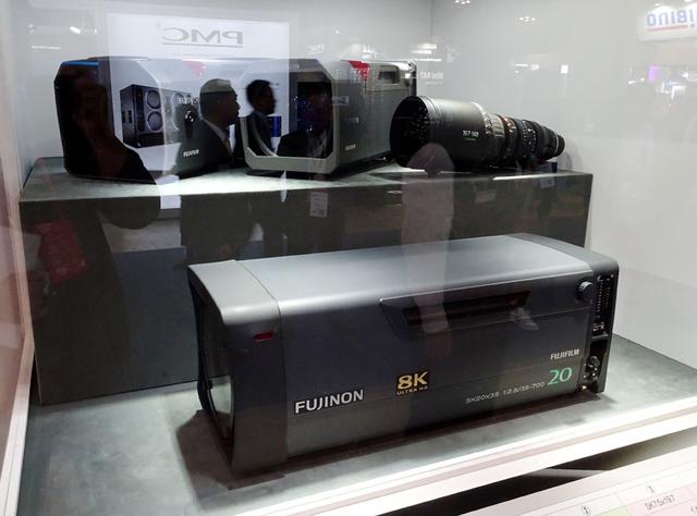 画像: 8K対応レンズ。4K用に比べ、性能を最優先した設計で、レンズの精度を4K用に比べてかなり高めているという