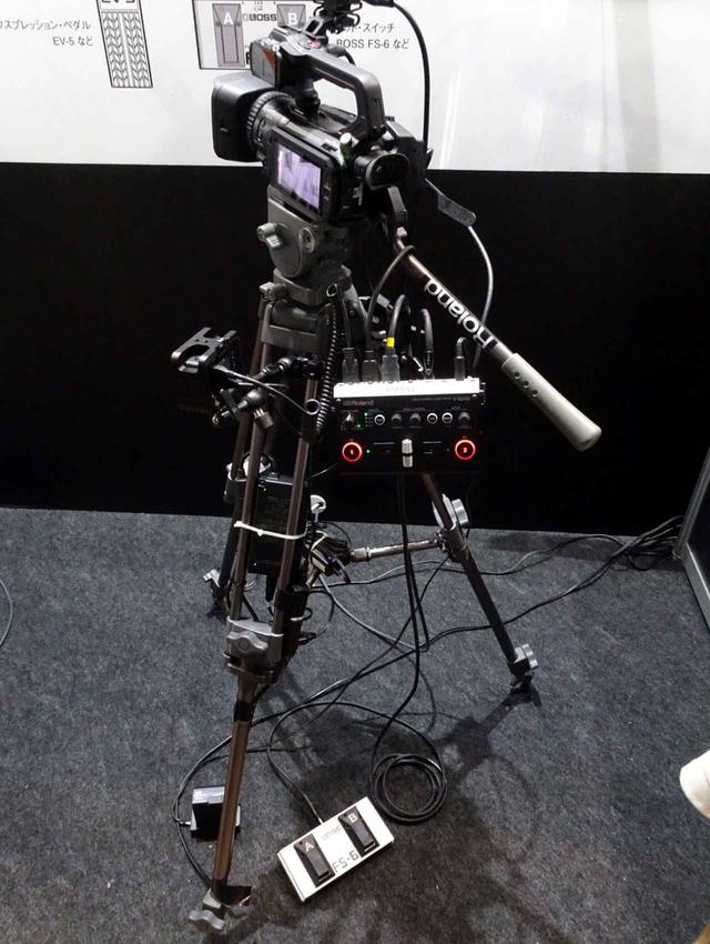 画像: 「V-02HD」。三脚に固定すれば、手元操作もラクラク。オプションのフットペダルを組み合わせれば、足でのスイッチング操作も可能