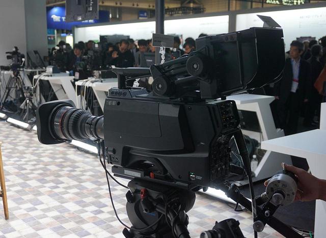 画像: 新開発の1.25型3板式8Kイメージセンサーを搭載したポータブルカメラシステムも展示。8K/120pの撮影もできるとのこと