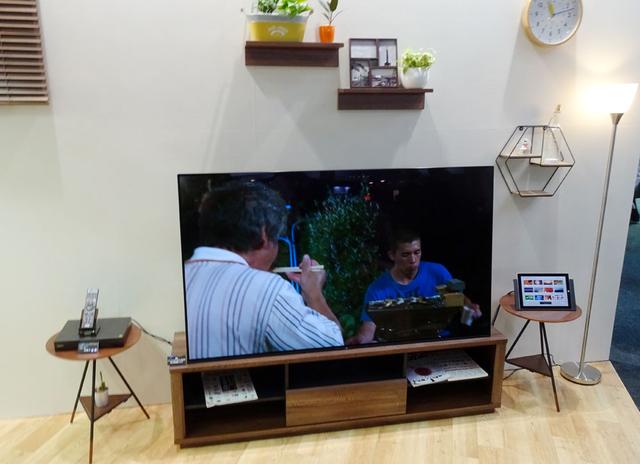 画像: リビングシアターの展示。写真では、ソニーの4K有機テレビと新4Kチューナーを組み合わせている