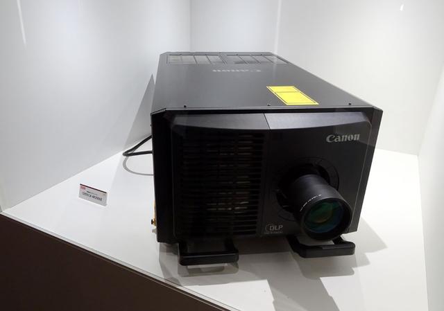 画像: 「キヤノン」ブース:高輝度4Kプロジェクター「LX-4K3500Z」。3板式のDLPで、4万ルーメンの明るさと、「DCI-P3」に対応する色域を持つ。レンズは別売りで2500万円。パブリックビューイングなどへの用途を想定している