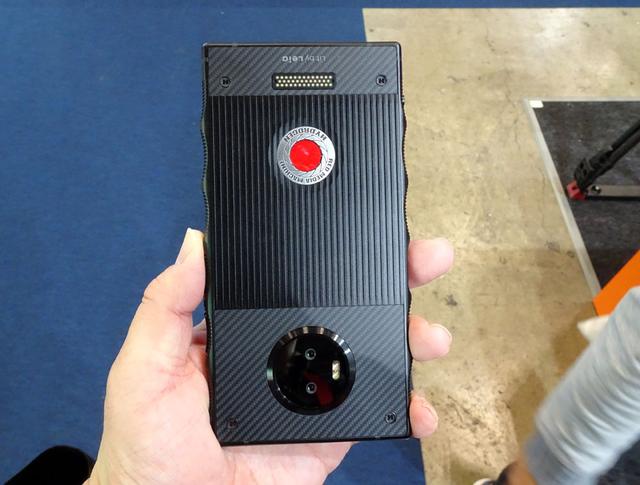 画像: 「HYDROGEN ONE」の背面。2眼式のレンズを搭載し、3D撮影が可能。OSはAndroidだった