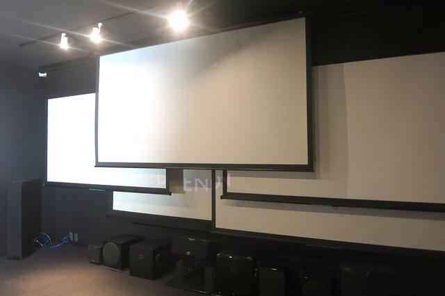 画像: 複数のスクリーンを備えるプロジェクタースタジオ/ 新宿本店