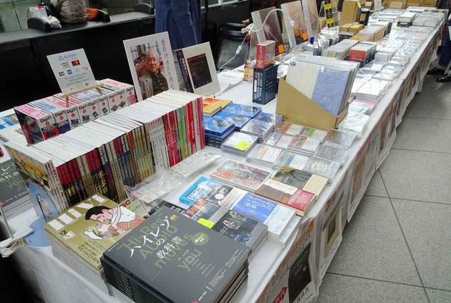 画像: ▲ステレオサウンドブースでは、各種刊行物、ソフトを展示即売中