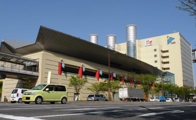 画像: アジア太平洋インポートマート(AIMビル)の3階が会場。JR小倉駅から、徒歩約5分で到着する便利な立地だ www.aim-kipro.co.jp